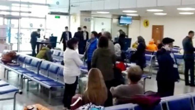 Туристы из Кыргызстана в аэропорту Алматы
