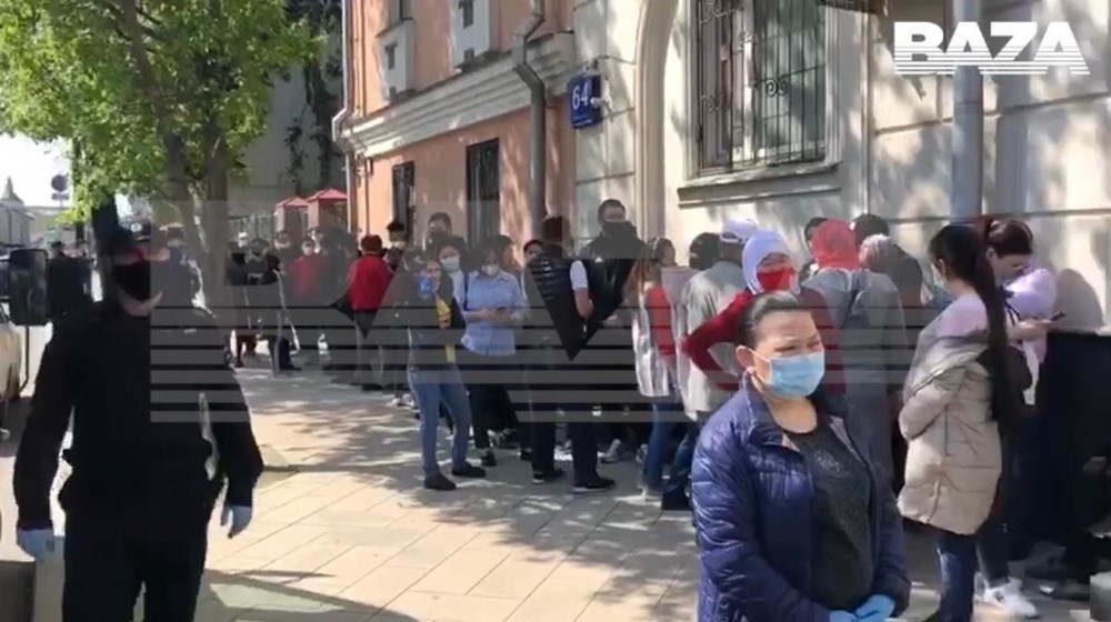 Кыргызстанцы собрались возле посольства КР в РФ