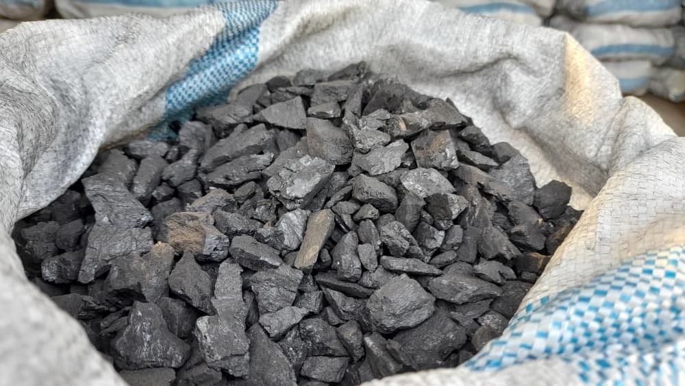 Продать аомсш уголь. Уголь в Кыргызстане. Уголь каменный в мешках. Древесный уголь в Кыргызстане. Тонна угля.