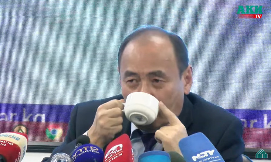 Глава Минздрава Алымкадыр Бейшеналиев пьет настойку из иссык-кульского корня