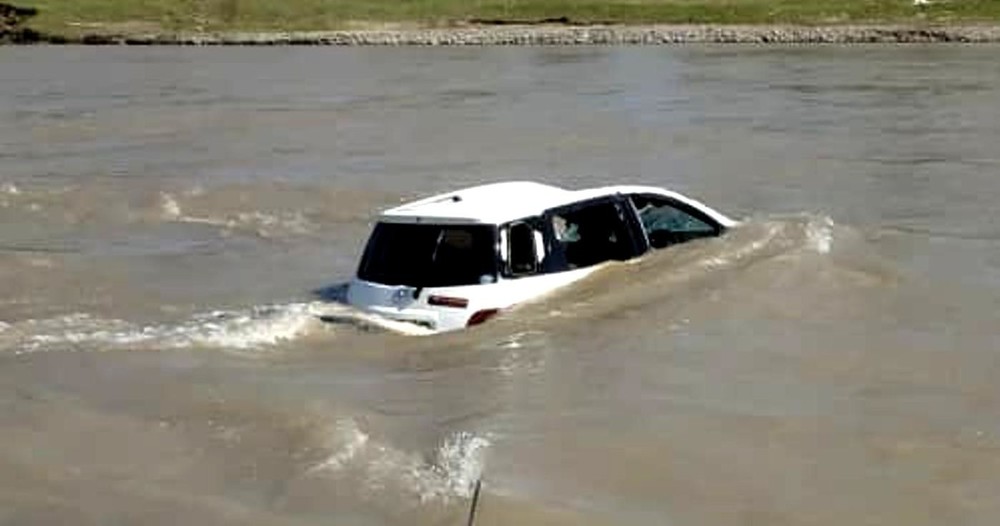 Автомобиль в реке в селе Ана-Кызыл