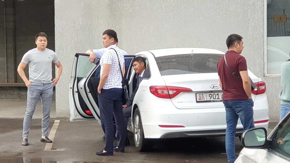 Азамат Дыйканбаев во время доставления в суд