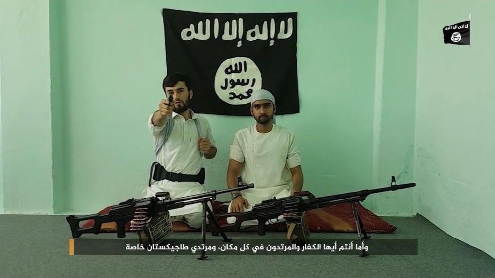 скриншот видео «Исламского государства», с выходцем из Таджикистана