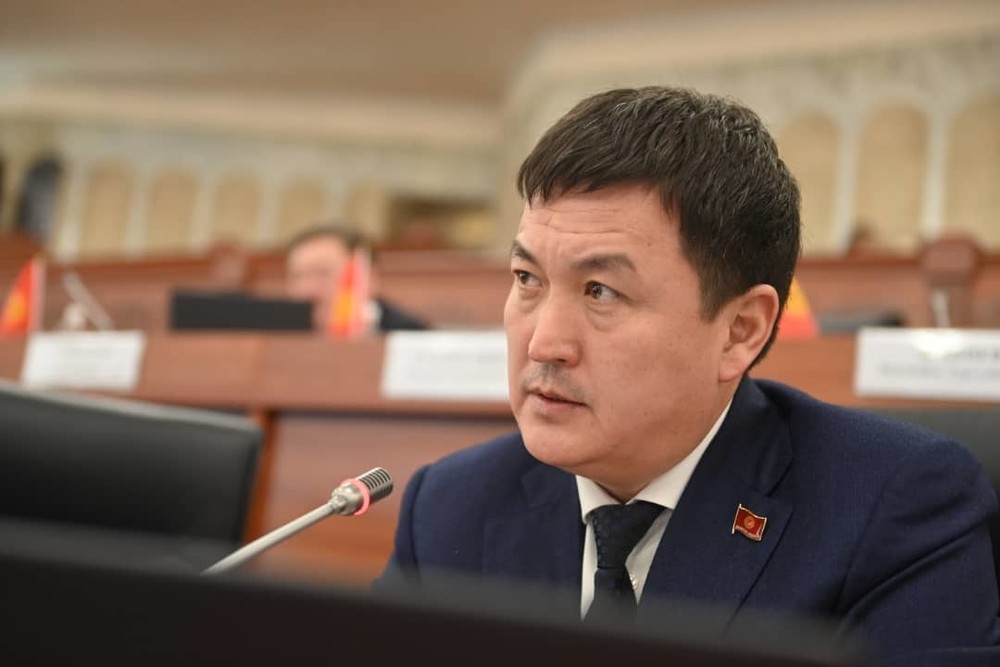 Киеу бала депутат. Депутат парламента Коргонбай уулу Жусупбек. Ташиев Байрактар. Депутат Ташиев.