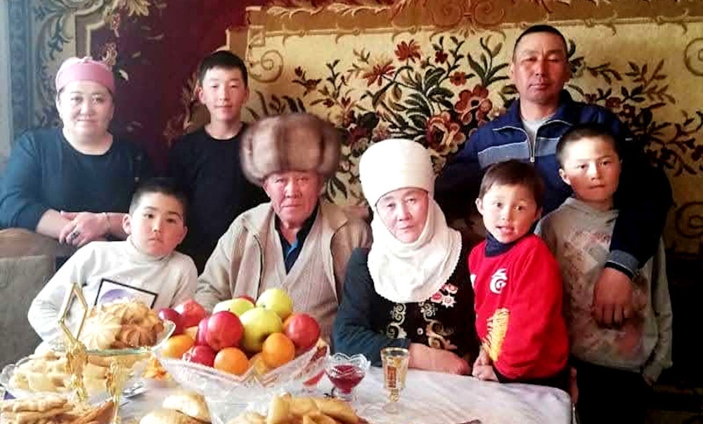 Жыргалбүбү Турдубекова с семьей