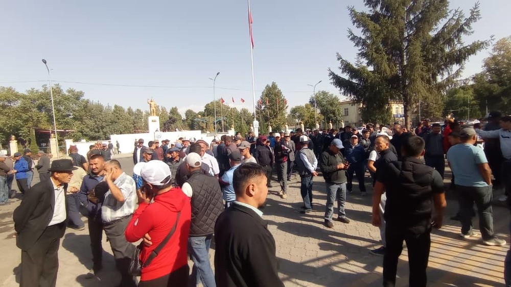 Собравшиеся перед зданием госадминистрации Узгенского района