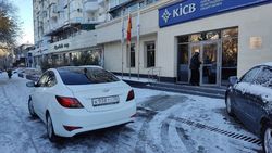 Возле банка KICB на Айтматова машины паркуются на тротуаре и велодорожке. Фото