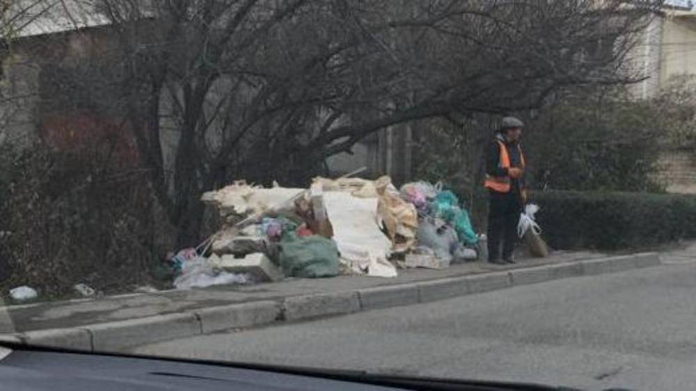 Горы мусора на улицах Учкуна. Фото