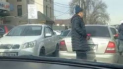Бишкекчанка жалуется на пробку возле мечети на Абая по пятницам. Видео