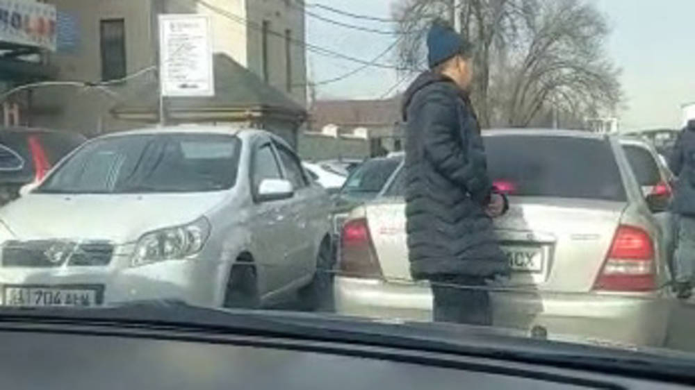 Бишкекчанка жалуется на пробку возле мечети на Абая по пятницам. Видео