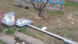 Только 2 месяца назад установили зебру и знаки для пешехода на пересечении улиц Жумабека-Осмонкула, но один знак упал, - бишкекчанин