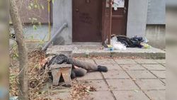 Горожанин просит помочь мужчине, который спит на улице