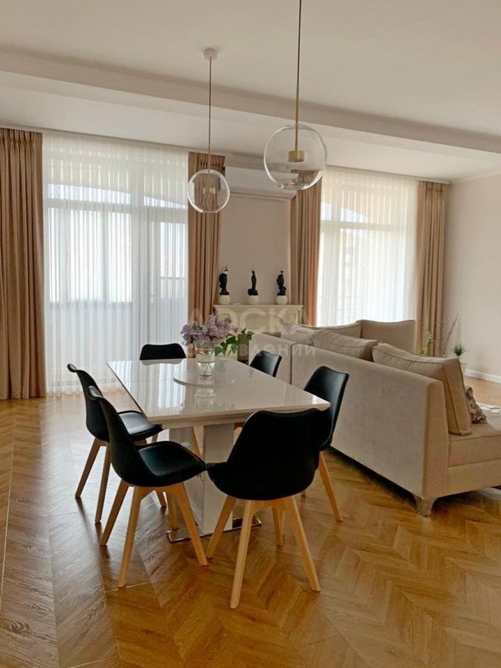 Продаю 4-комнатную квартиру, 135кв. м., этаж - 3/3, Ата-Тюрк.