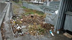 Возле школы №53 все арыки забиты мусором. Фото горожанина