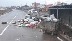 По Южной магистрали мусор разбросан на дороге. Фото