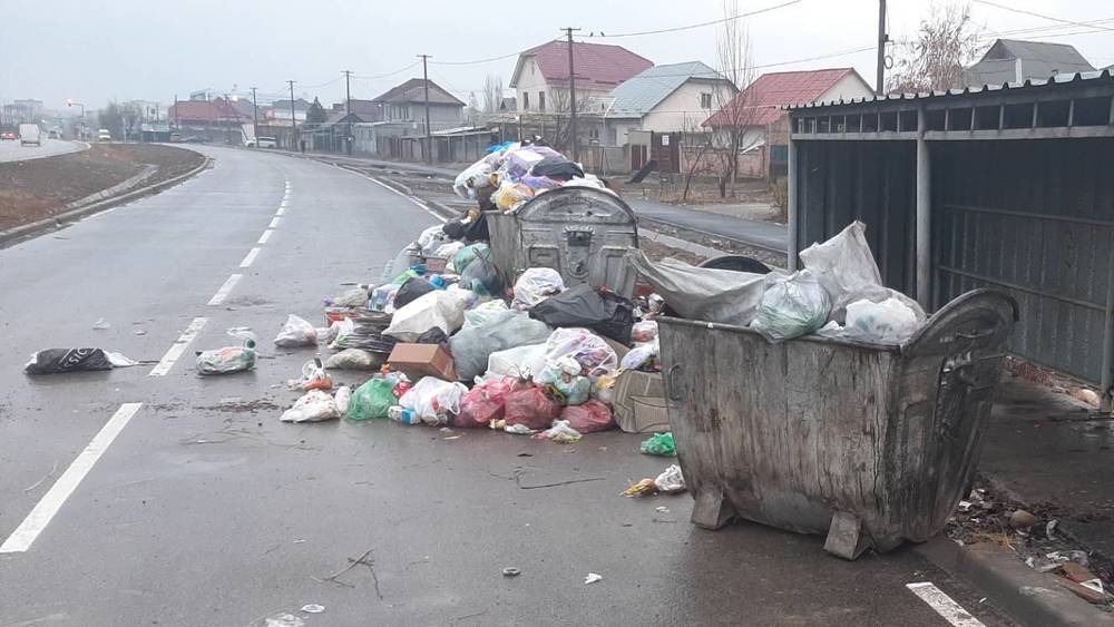 По Южной магистрали мусор разбросан на дороге. Фото