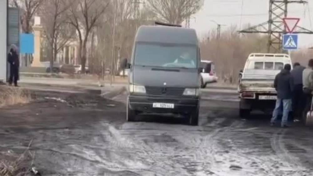 В Кара-Жыгаче грузовики, заезжающие за углем, превратили дорогу в месиво. Видео