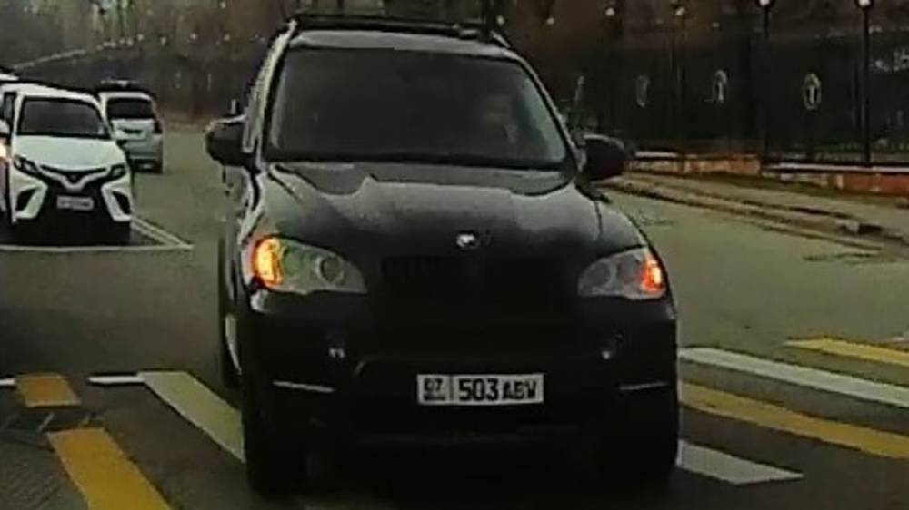 BMW X5 перекрыл пешеходный переход на глазах у сотрудников МВД. Видео