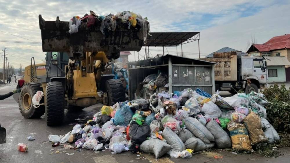 В «Тазалык» рассказали, с чем связана задержка вывоза мусора на Шералиева. Фото