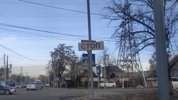 На Панфилова-Медерова неправильно установлен знак «Стоп». Фото
