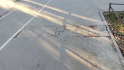 На Айтматова не восстановили асфальт на тротуаре после ремонта. Фото
