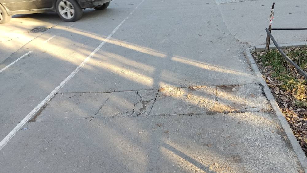 На Айтматова не восстановили асфальт на тротуаре после ремонта. Фото