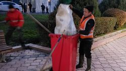 «Тазалык» убрал мусор возле фонтана у Филармонии. Фото