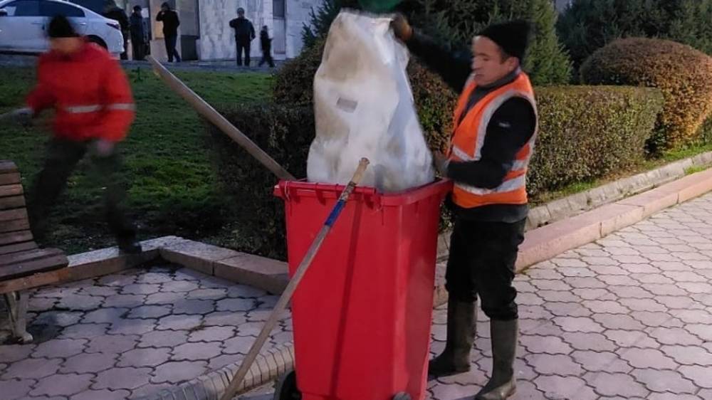 «Тазалык» убрал мусор возле фонтана у Филармонии. Фото