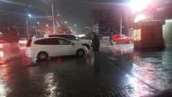 На Ахунбаева машины припаркованы на тротуаре. Фото