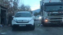 Мусоровоз не смог подъехать к мусорке из-за припаркованной «Хонды CR-V». Видео