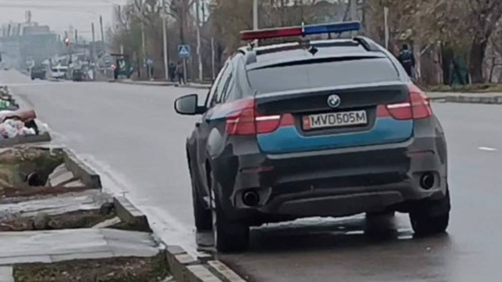 BMW X6, принадлежащий МВД, припаркована на встречке. Фото