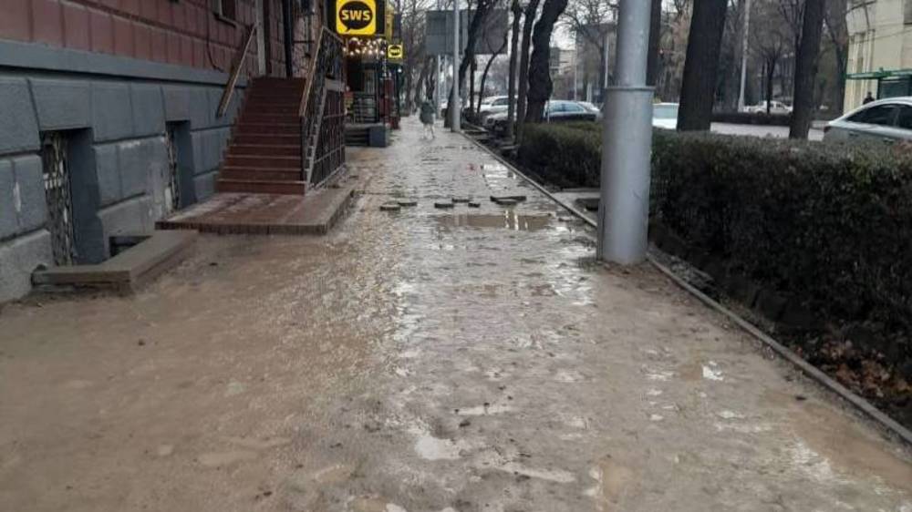 Тротуар на Киевской в ужасном состоянии. Фото