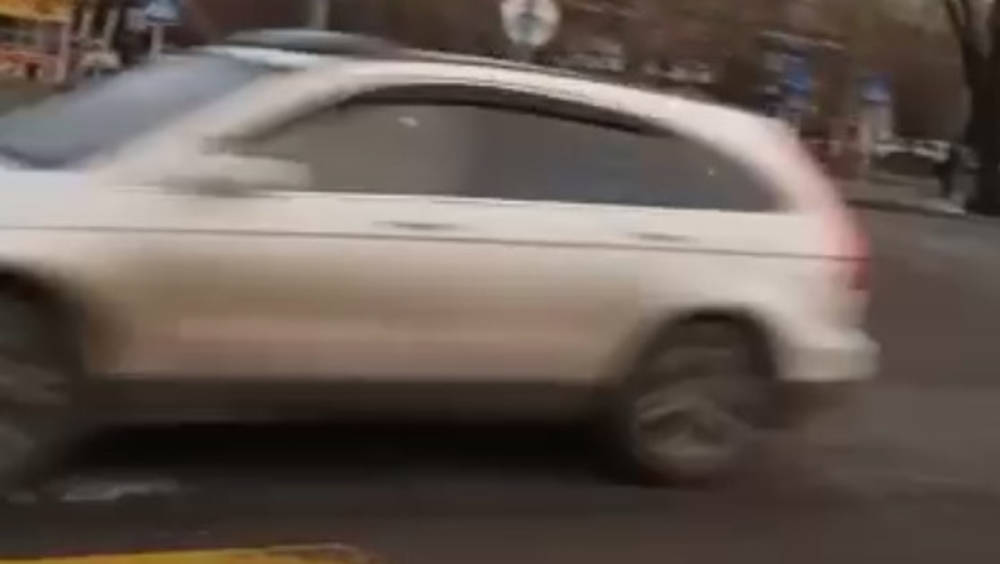 На Южной магистрали водители не пропускают пешеходов на «зебре». Видео