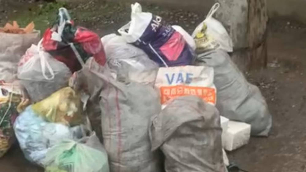 В Кызыл-Аскере две недели не убирают мусор. Фото жителя