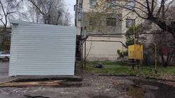 На Киевской возле газовой колонки поставили магазин. Законно ли? Фото горожанина