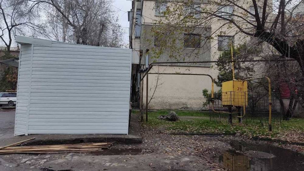 На Киевской возле газовой колонки поставили магазин. Законно ли? Фото горожанина