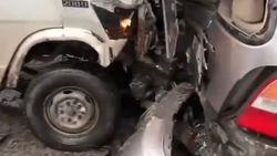 В Киргшелке грузовик врезался в легковушку. Видео с места ДТП