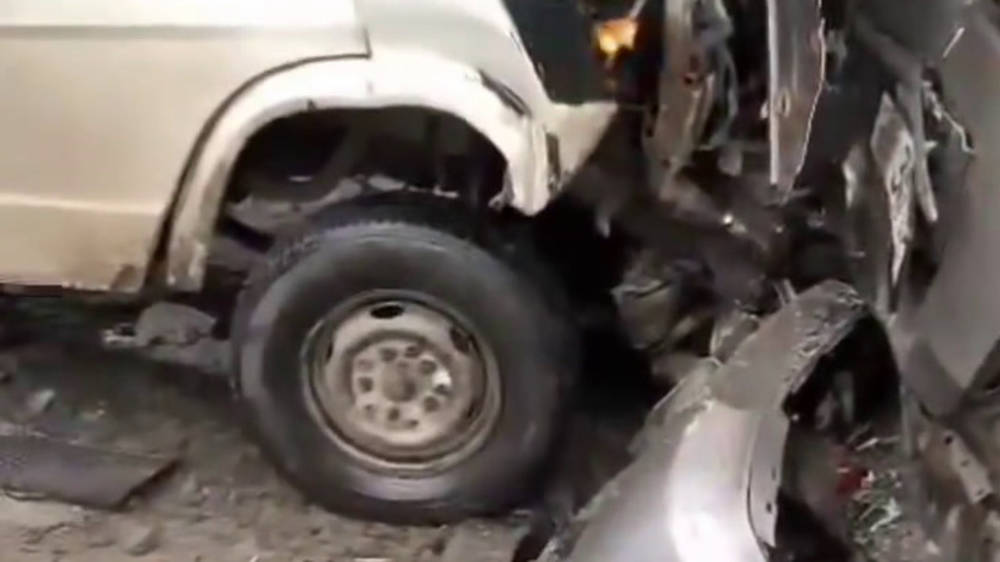 В Киргшелке грузовик врезался в легковушку. Видео с места ДТП