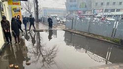 Возле Ошского рынка тротуар во время дождей полностью заливается водой. Фото