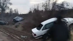 Машины скользят и слетают со скользкой дороги в районе Токмока. Видео