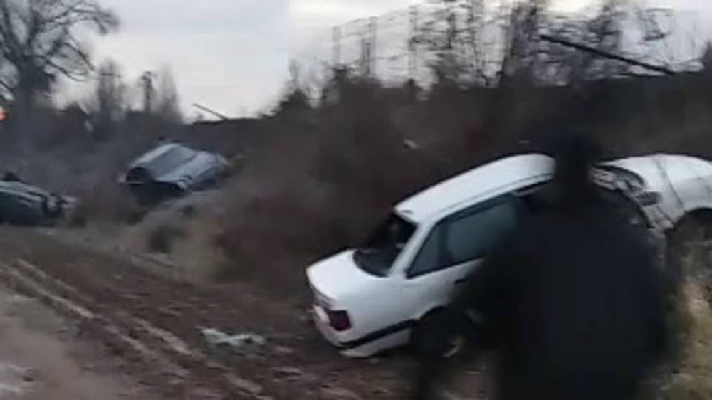 Машины скользят и слетают со скользкой дороги в районе Токмока. Видео