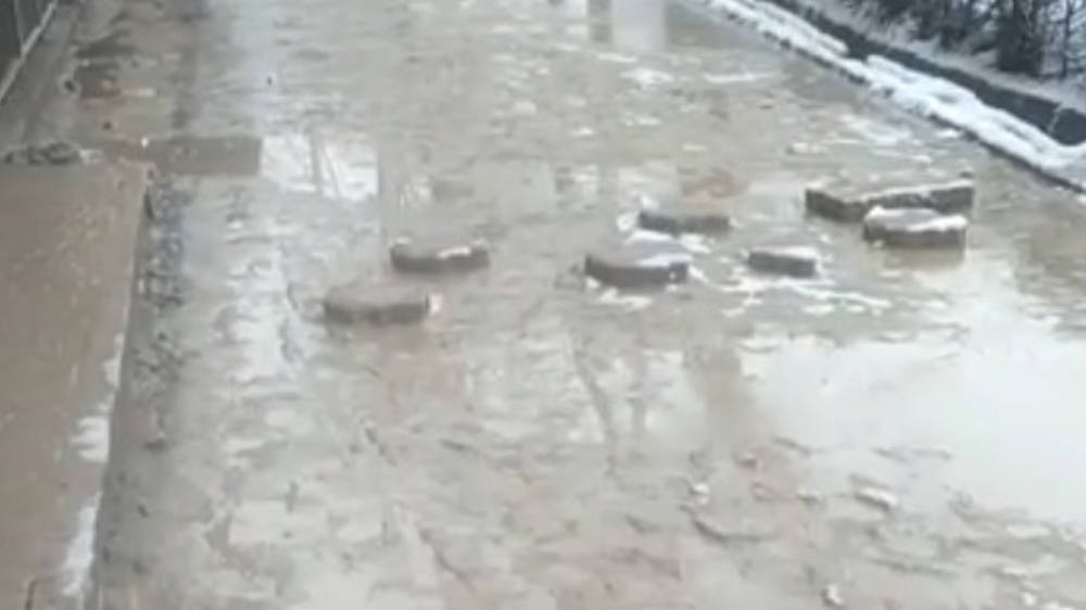 «Как в деревне». Горожанин жалуется на состояние тротуара по Киевской. Видео