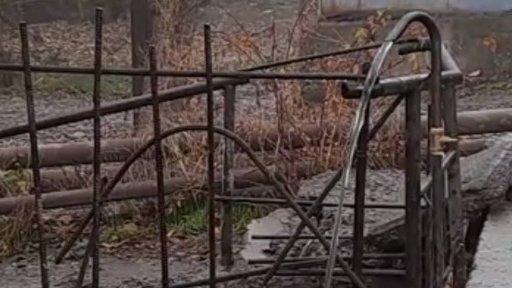 В Оше на территории облбольницы без остановки течет вода. Видео