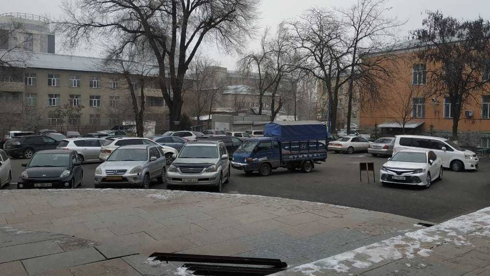Горожанин жалуется на беспорядочную парковку на территории Нацгоспиталя. Фото