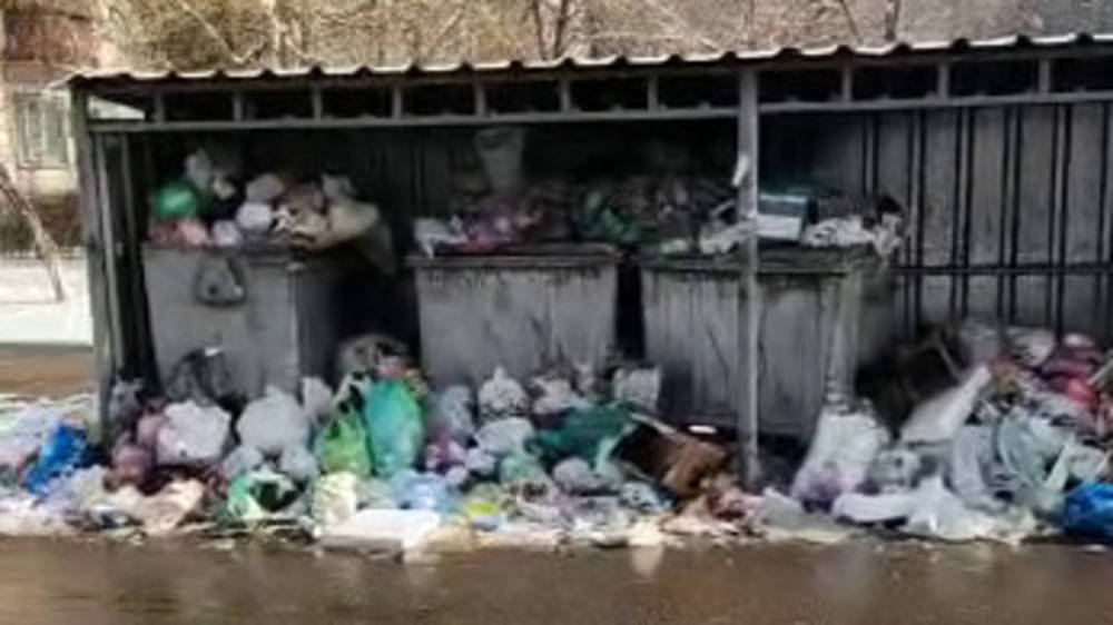 На Ахунбаева третий день не убирают мусор. Видео