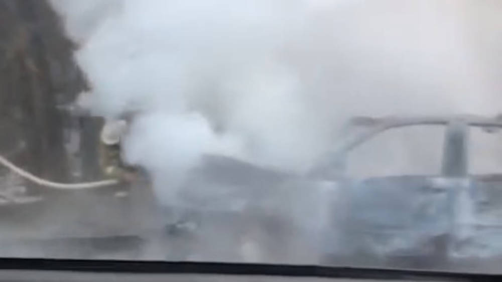 На Малдыбаева сгорел автомобиль. Видео