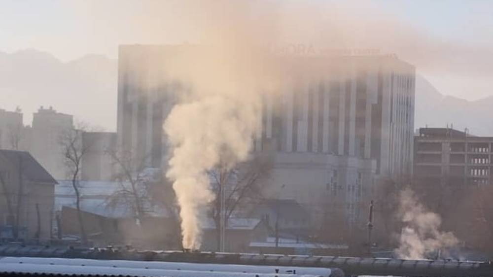 Горожанин жалуется на дым из трубы вагона на железнодорожном вокзале. Фото