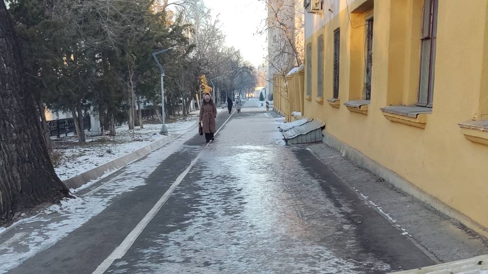 Гололед на тротуаре по Айтматова. Фото