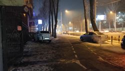 Из-за решения мэрии машины паркуются на тротуаре по Айтматова. Фото