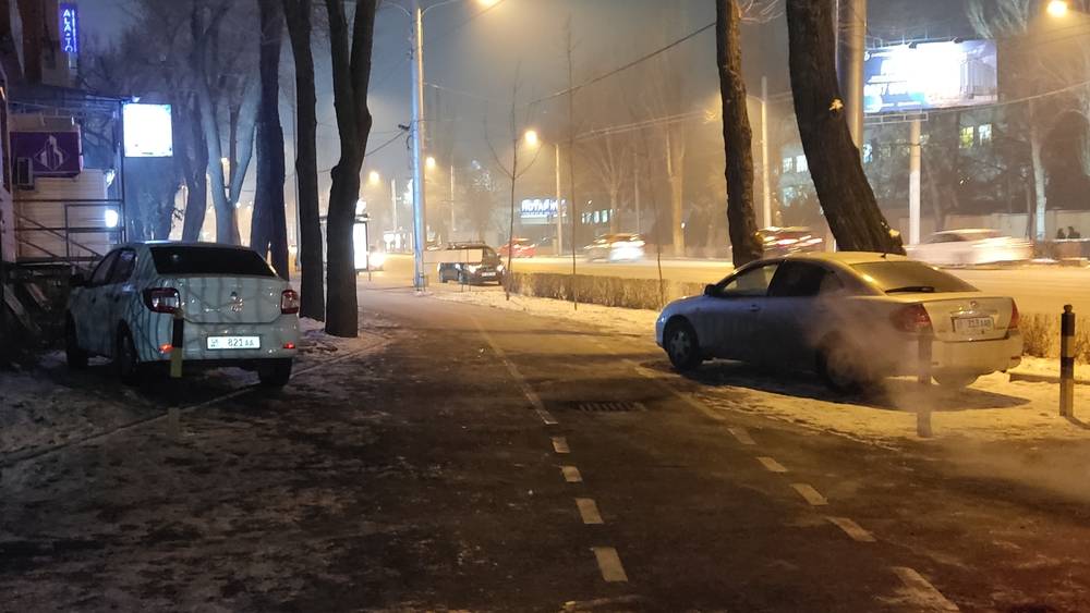 Из-за решения мэрии машины паркуются на тротуаре по Айтматова. Фото